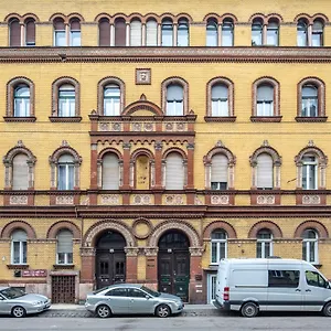 Apartment Cozy & Central With 2-bedroom, Budapest