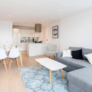 Stunning 2 Bed - Canary Wharf Apartment London