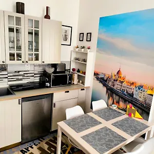 Margaret & Violet - Stylish Downtown In Apartman